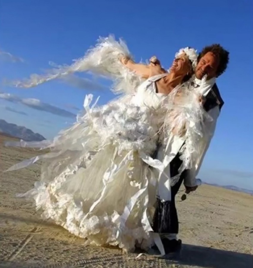 Najgorsze i najbrzydsze sukienki ślubne w historii [ZDJĘCIA]
