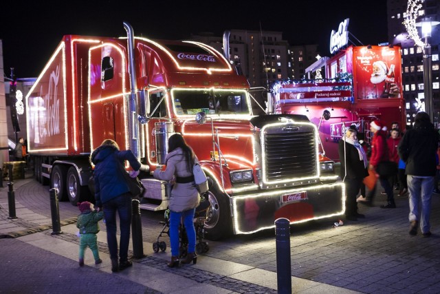 Ciężarówka Coca-Coli przyjedzie do Warszawy. Wiemy kiedy będzie w stolicy. Zdjęcia z roku 2015. Wtedy ciężarówka zaparkowała przy Arkadii.