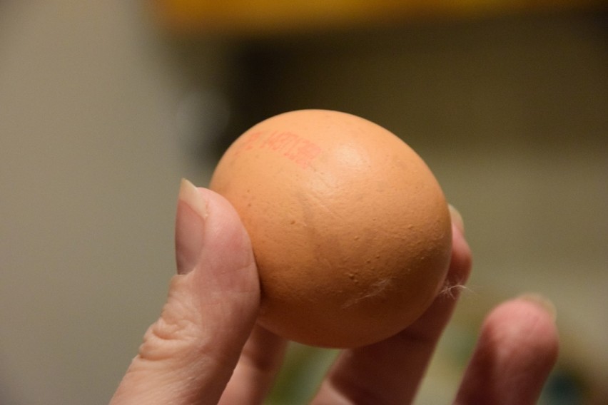 Jajko z oznaczeniem "2" pochodzi z chowu ściółkowego