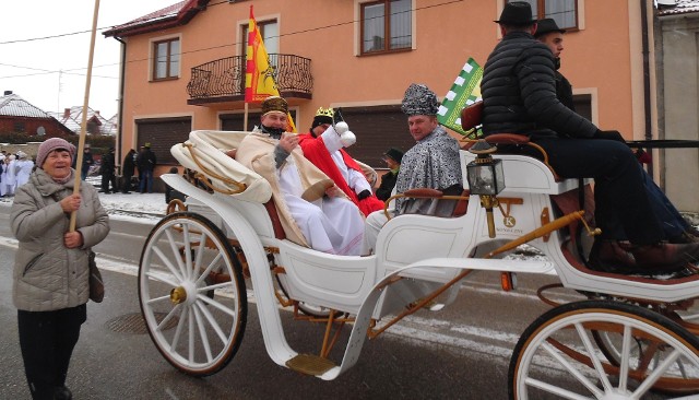 Trzej Królowie przyjechali w niedzielę do Skalbmierza szykowną, białą bryczką.