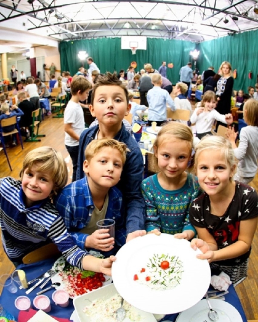 Uczniowie w całej Polsce wspólnie z rodzicami i...