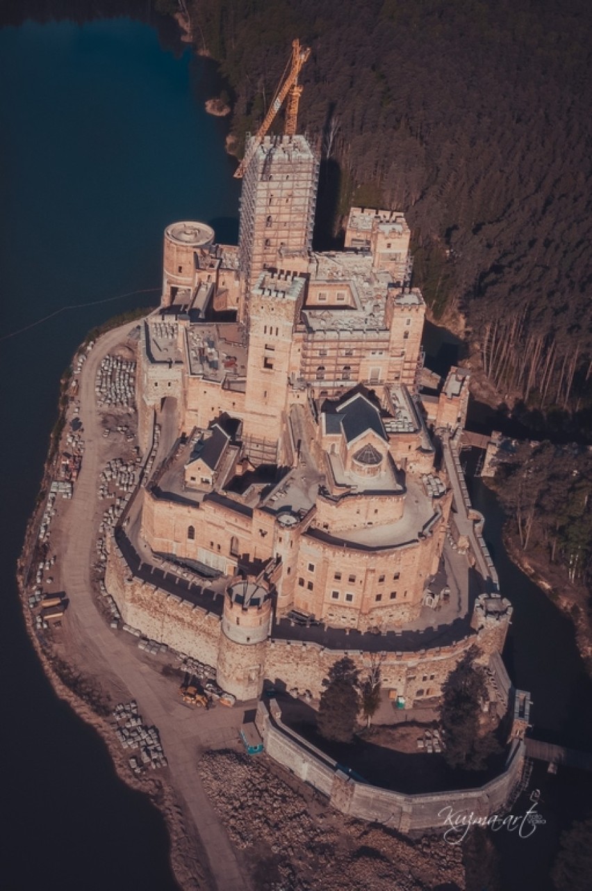 Zamek w Stobnicy. Zobacz jak wygląda budowla zamku na wyspie, z lotu ptaka [ZDJĘCIA]