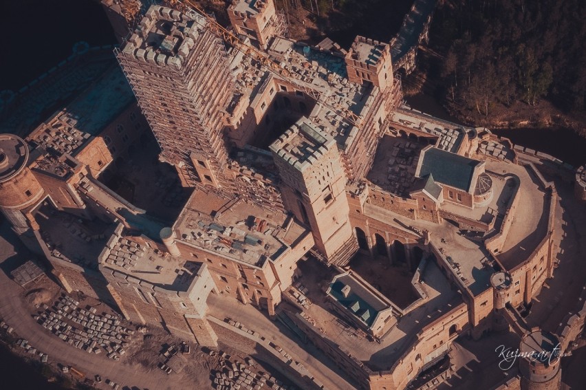 Zamek w Stobnicy. Zobacz jak wygląda budowla zamku na wyspie, z lotu ptaka [ZDJĘCIA]