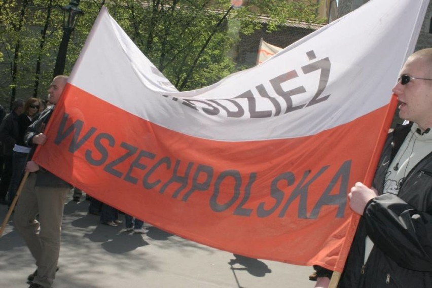 W Ostrowie jest Młodzież Wszechpolska, czy Hitlerjugend - pyta Ośrodek Monitorowania Zachowań Rasistowskich i Ksenofobicznych 
