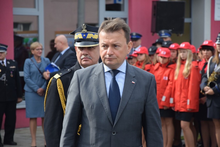 Minister Błaszczak odwiedził Kobylin. Wręczył strażakom promesę na zakup wozu bojowego [FOTO+FILM]