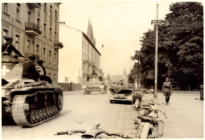 Niemieckie czołgi na ulicy Krakowskiej. Okupanci wjechali do...