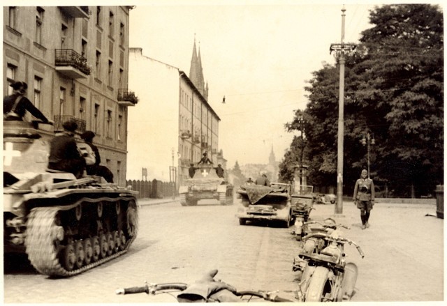 Niemieckie czołgi na ulicy Krakowskiej. Okupanci wjechali do miasta 7 września 1939 roku