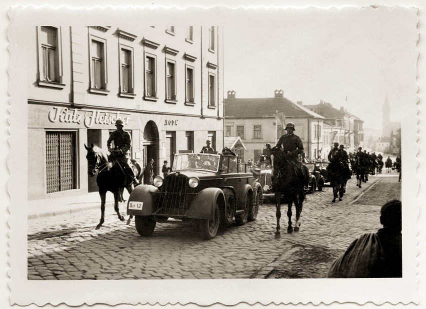 Niemieccy żołnierze na ulicy Krakowskiej