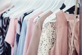 Jaką elegancką sukienkę wybrać? Sprawdź nasz przegląd różnorodnych modeli, które sprawdzą się na specjalne okazje