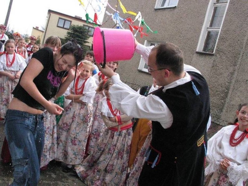 Lany poniedziałek 2018. Śmigus-dyngus robi się passe? Tak było kiedyś [ARCHIWALNE ZDJĘCIA]