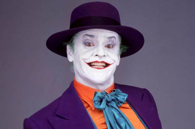 "Batman" (1989)
Tim Burton i jego Batman to ogromny sukces komercyjny, do którego w znaczący sposób przyczynił się Jack Nicholson w roli Jokera. "Batman" to dobra akcja i ciekawa obsada aktorska, która nie zawiodła widzów. Zdjęcia towarzyszące filmom Burtona są jedyne w swoim rodzaju, w szczególności, kiedy akcja toczy się w mrocznym Gotham.