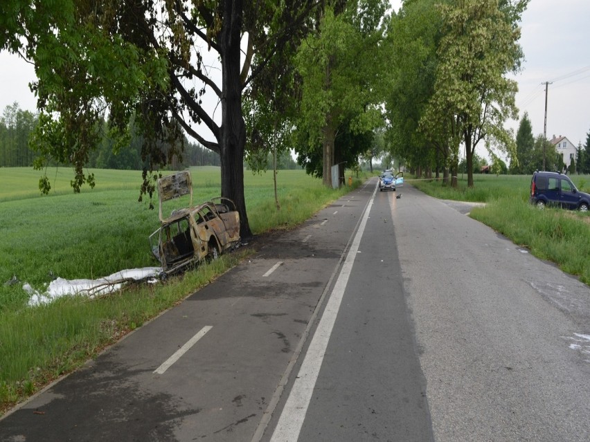 Tragiczny wypadek w powiecie radziejowskim. Samochód uderzył w drzewo. Zapalił się, w środku znaleziono zwęglone zwłoki