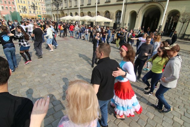 Abra pod chmurką w Koneserze to doskonała okazja, aby za darmo spróbować swoich sił w tańcu latyno-amerykańskim o pochodzeniu karaibskim, jakim jest salsa. Organizatorzy informują: Przygotowaliśmy dla Was specjalny parkiet taneczny oraz profesjonalne nagłośnienie dzięki, któremu poczujecie wibracje każdej nuty. 

Kiedy: 20.07.2019, godz. 18:00
Gdzie: Centrum Praskie Koneser, Plac Konesera 2, 03-736 Warszawa
Wydarzenie bezpłatne