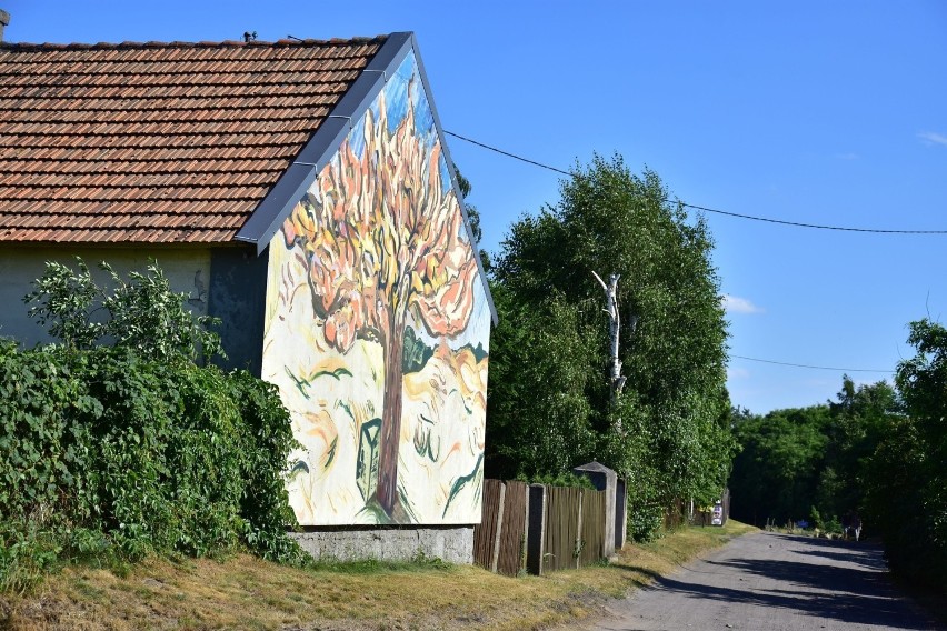 Brzózki są wsią artystyczną, mieszkają tam malarze,...