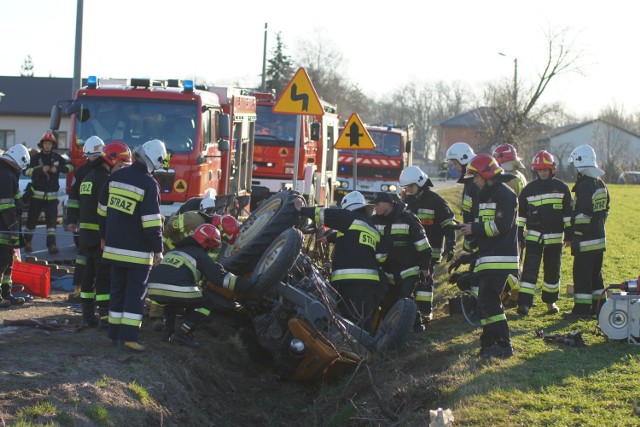 Wypadek w Żelazkowie. Ciągnik rolniczy przygniótł mężczyznę