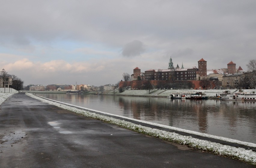 Zima w Krakowie. Cienka warstwa śniegu pokryła miasto [ZDJĘCIA]
