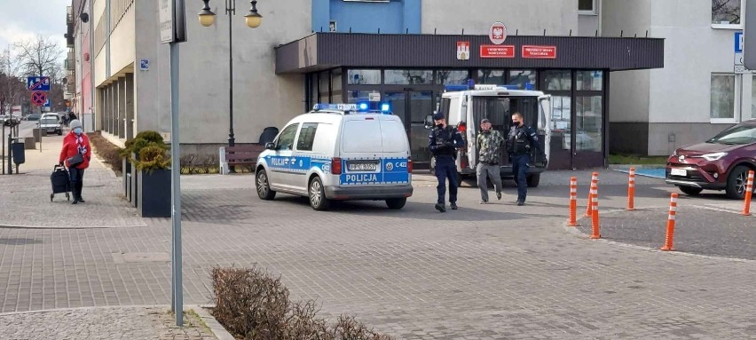 Akcja policji przy Urzędzie Miasta we Włocławku.