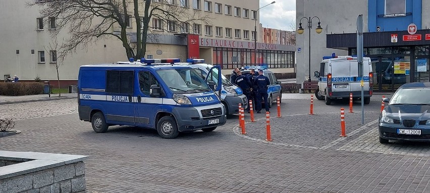 Akcja policji przy Urzędzie Miasta we Włocławku.