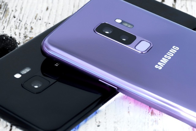 Trudno wyobrazić sobie dzień bez sięgnięcia po smartfona. Telefon dawno przestał służyć nam jedynie do wykonywania połączeń i rozmów. Dzięki dostępowi do Internetu smartfon stał się dla nas ważnym gadżetem. Smartfony Samsung cieszą się dużą popularnością wśród klientów. Na Black Friday 2023 możesz kupić smartfon Samsung w obniżonej cenie. Który smartfon Samsung najbardziej Ci odpowiada? Zobacz, na jakie parametry warto zwrócić uwagę wybierając smartfona.