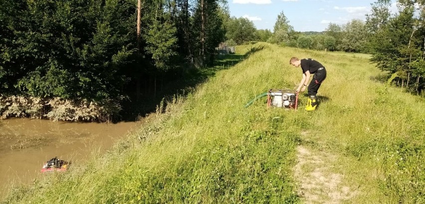 Gorliczanie jaślanom. W jednostkach OSP prowadzone są zbiórki środków czystości i wody na rzecz powodzian [ ZDJĘCIA]