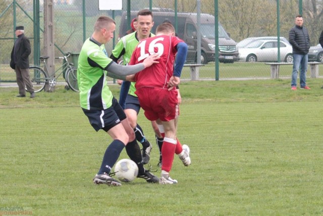 Mecz w Bobrownikach 14. kolejki B-klasy zakończył się remisem. Miejscowy Wiślanin zremisował z gośćmi z GKS Fabianki 2:2. Pod koniec meczu przyjezdnych kibiców musiała uspokajać policja. 

*****
Interwencja policji na meczu Wiślanin Bobrowniki - GKS Fabianki

