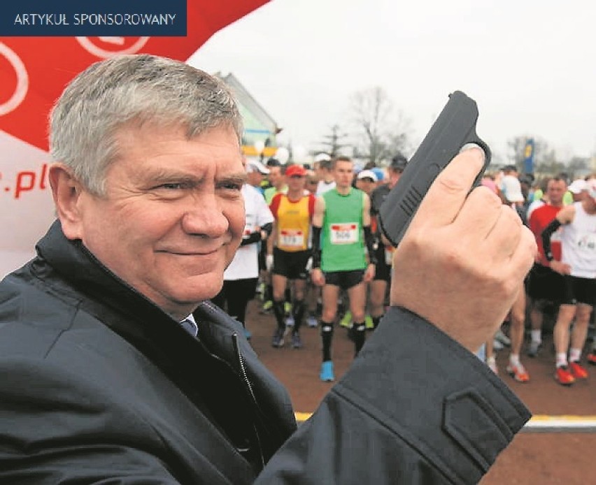 Marszałek województwa łódzkiego Witold Stępień z pistoletu daje znak do startu w V Pabianickim Półmaratonie