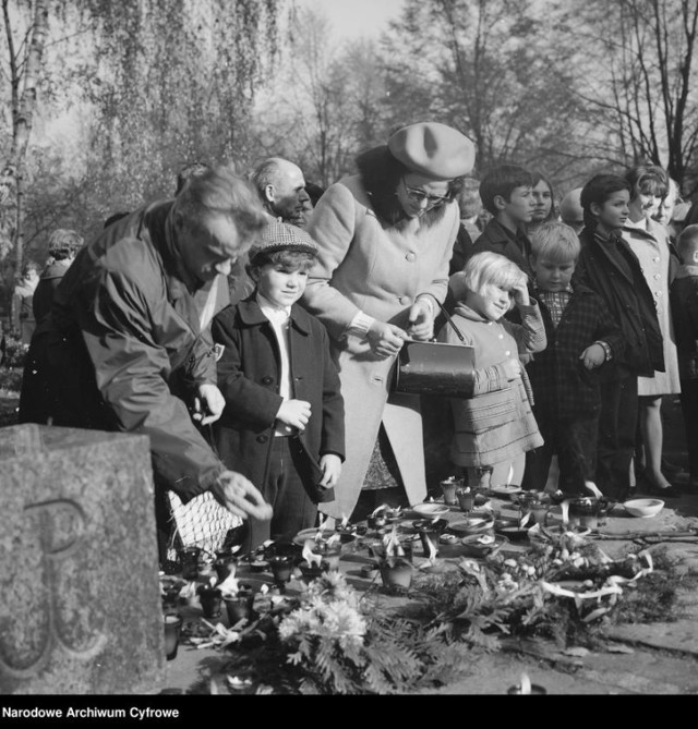 Dzień Zaduszny na Cmentarzu Komunalnym – Powązki w Warszawie - 1968