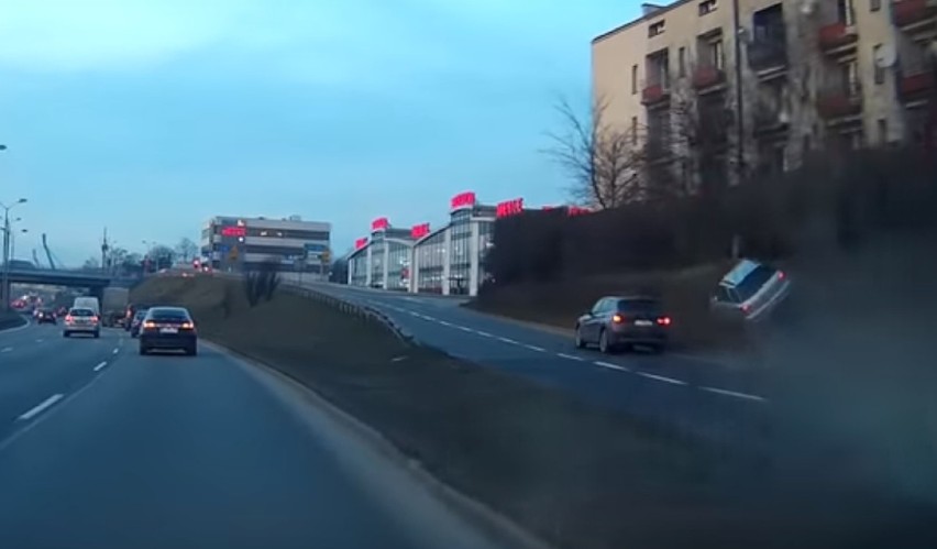 Na DTŚ w Chorzowie kierowca bmw ściął trzy pasy i zepchnął z drogi inne auto [WIDEO]