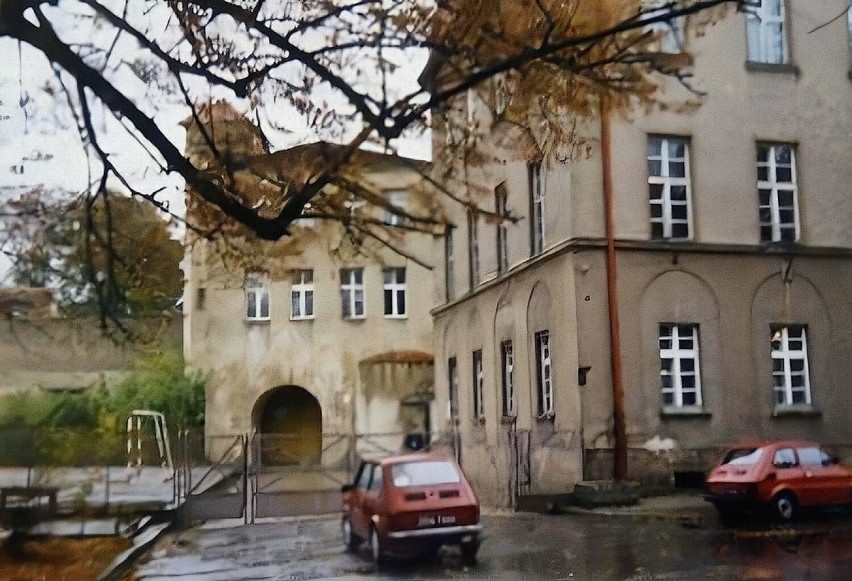 Wejście do Zamku Piastowskiego w 1995 roku.