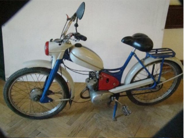 Jednym z wystawionych na sprzedaż przedmiotów jest motorower Komar