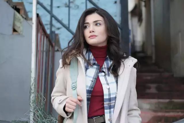 Özge Yağız dostała rolę w nowym serialu kanału FOX, który odpowiada m.in. za hitowe "Zapukaj do moich drzwi". Gwiazda "Przysięgi" opowiedziała w najnowszym wywiadzie o projekcie, którego scenariusz wzruszył ją do łez. O czym będzie nowy serial z Özge Yağız?