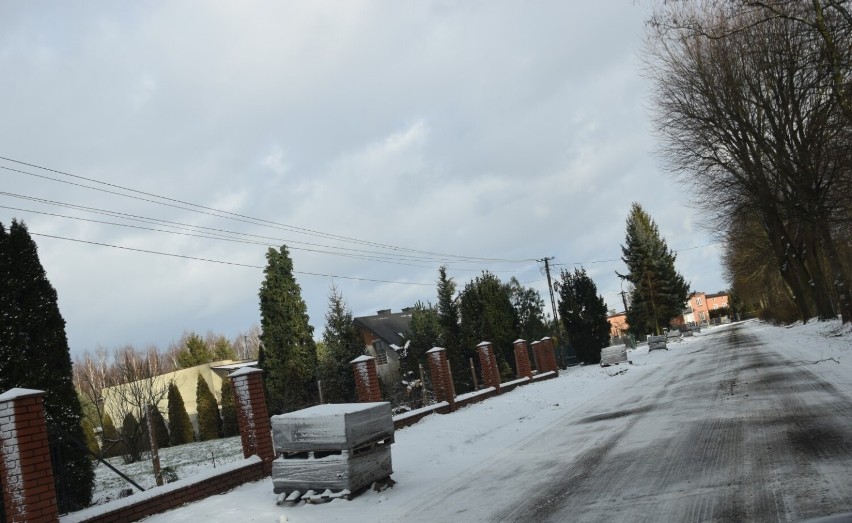 Ulica Staszica w Zduńskiej Woli dostanie nowy chodnik. Ale wycięto drzewa ZDJĘCIA