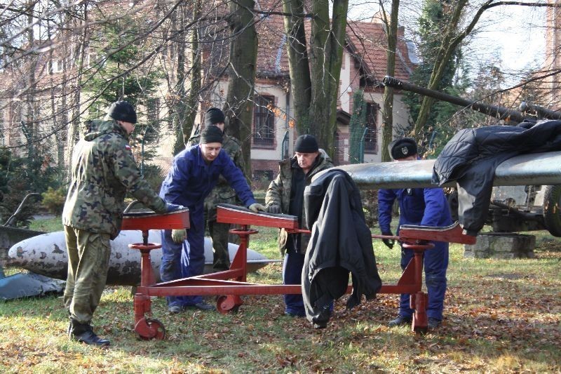 Pamiętacie jeszcze samolot sprzed jednostki wojskowej w Śremie? To była wizytówka miasta! Zniknął z miasta nieco ponad dekadę temu