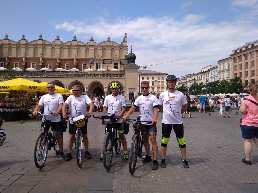 Pojechali rowerami do Krakowa [ZDJĘCIA]                                