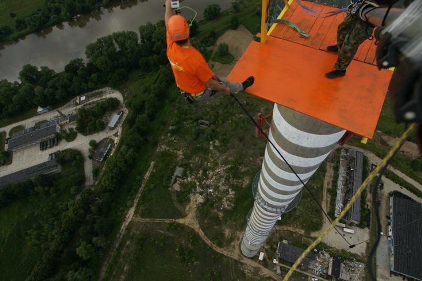 Komin w Widziszowie jest jednym z najwyższych w Europie i na świecie obiektów do skoków na linie. Mają go zburzyć