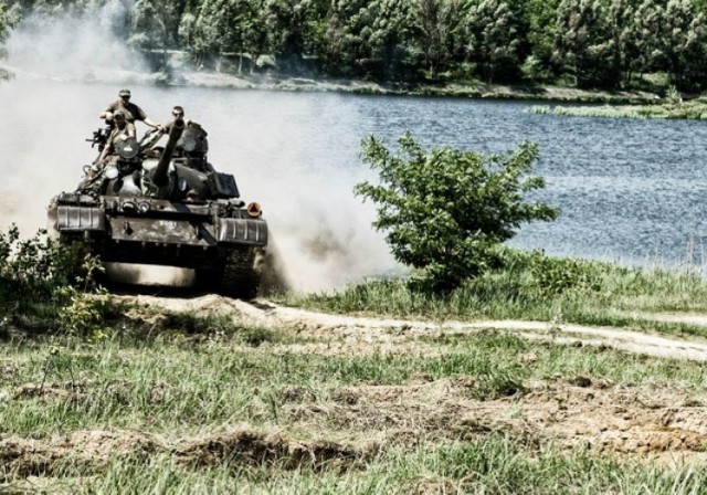 Nasz przegląd zaczynamy z wysokiego "C". Jeśli Twój mężczyzna interesuje się militariami, z pewnością będzie zachwycony przejażdżką 36-tonowym czołgiem. Jeśli nie fascynuje go ciężki sprzęt wojskowy - i tak będzie to trafiony prezent, bo każdy facet lubi czołgi. Naprawdę.
 
Przejażdżka czołgiem kosztuje 99 zł.
 
Więcej o prezencie tutaj.

Zobacz też:
* Prezent dla taty pod choinkę. Co kupić ojcu na święta? [PRZEGLĄD][a]
* [a]http://warszawa.naszemiasto.pl/artykul/nietrafione-prezenty-swiateczne-uwazaj-co-kladziesz-pod,3574943,galop,t,id,tm.html