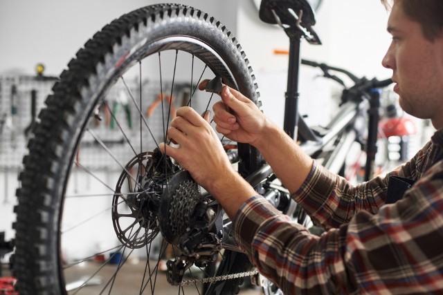 Sprawdź, który serwis rowerowy w Żychlinie wybrać do naprawy swojego roweru