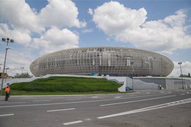 Tauron Arena Kraków

Tauron Arena Kraków[2] – wielofunkcyjna hala widowiskowo-sportowa w Krakowie w dzielnicy Czyżyny, przy nowo powstałej ulicy Stanisława Lema, w południowo-zachodniej części Parku Lotników Polskich.

źródło: wikipedia