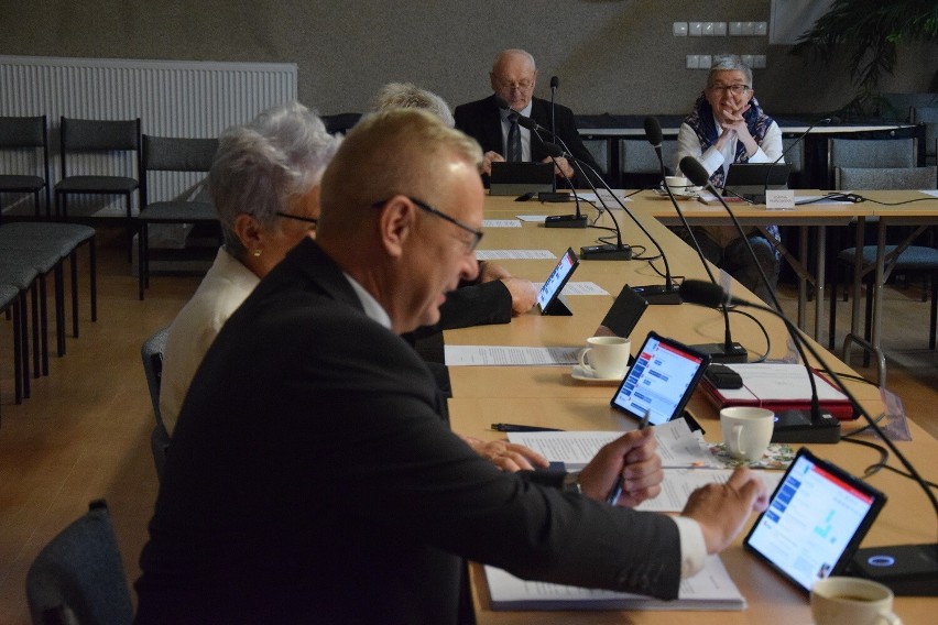Sesja powiatowa w Zduńskiej Woli o budżecie online. Oglądaj na żywo w Internecie