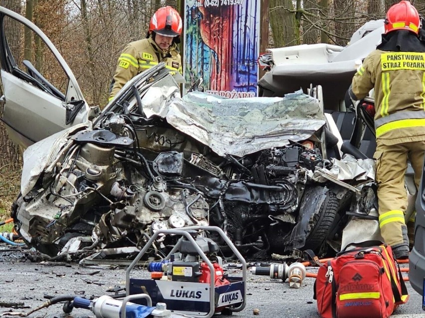 Tragiczny wypadek w Wielkopolsce na drodze DK11. Samochód osobowy zderzył się z cysterną. Nie żyje mężczyzna i dziecko