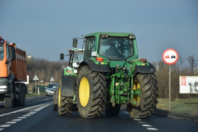 Dziesiątki śremskich rolników w ramach protestu przejechało dziś obwodnicą miasta