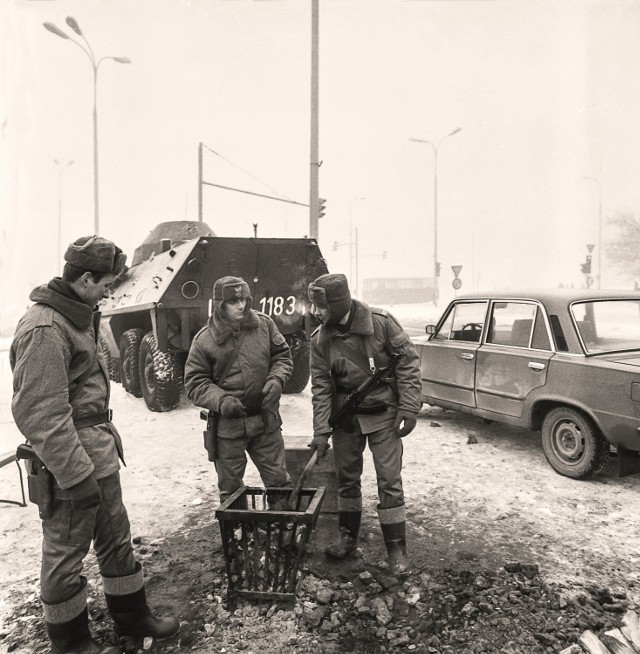 Jak wyglądała Warszawa w latach 80.? Karnawał Solidarności, czołgi na ulicach i kolejki [ZDJĘCIA]