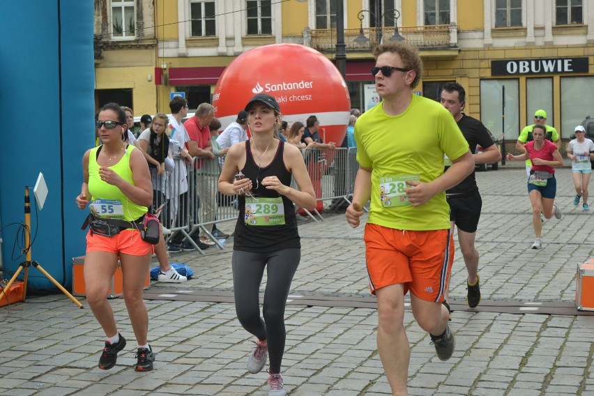 Z REGIONU. Integracyjny V Maraton Uśmiechu! przebiegł ulicami Ostrowa ZDJĘCIA
