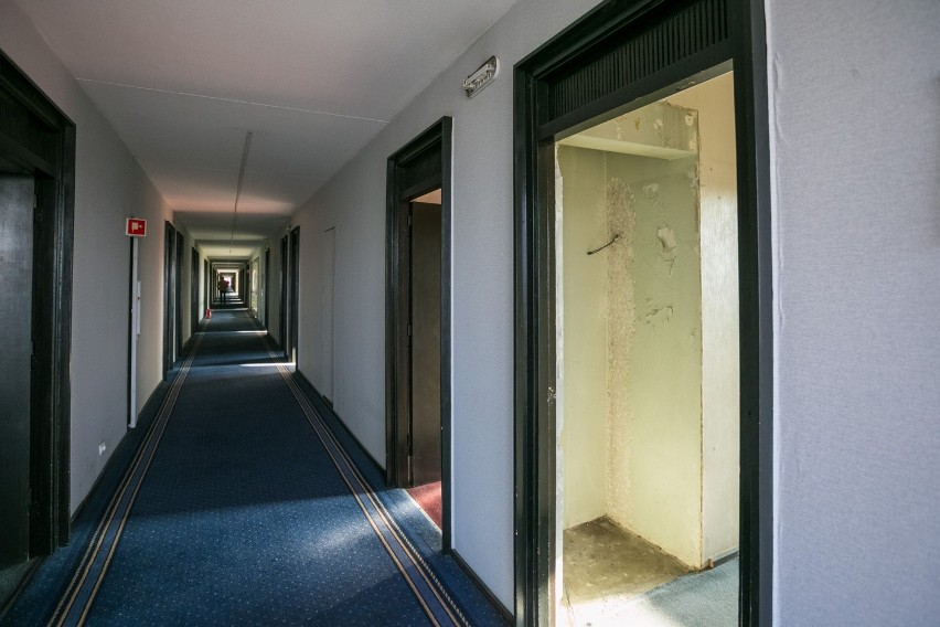 Hotelowy korytarz na piętrze