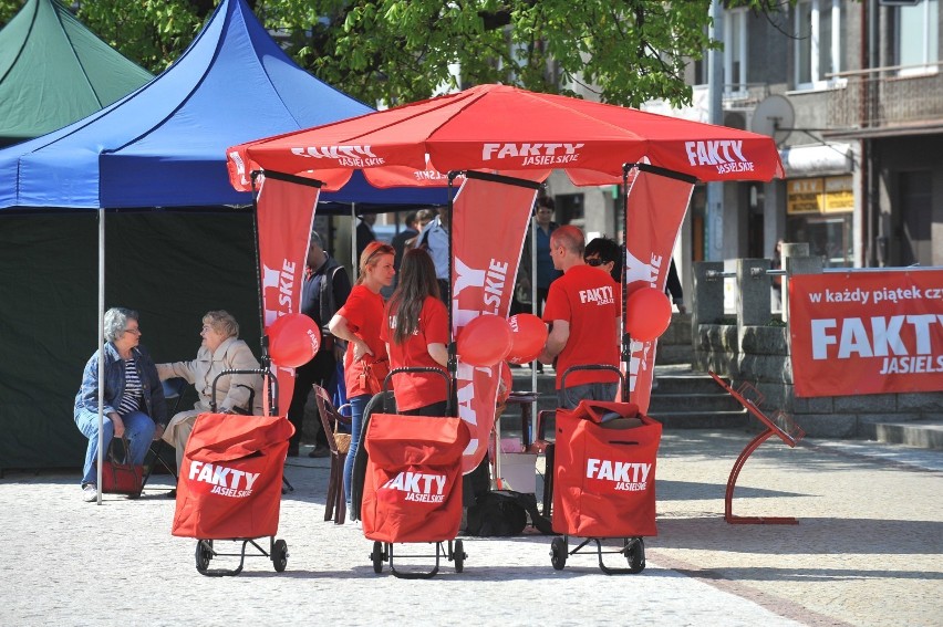 Jesteśmy z Wami już 6 lat! Spotkanie z mieszkańcami Jasła, tort, wspólne zdjęcia.Tak wyglądał debiut "Faktów Jasielskich"  [DUŻO ZDJĘĆ]