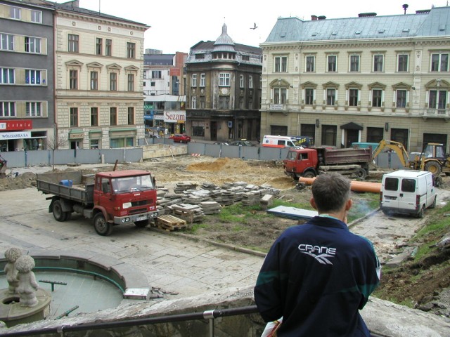 Remont Placu Chrobrego w Bielsku-Białej.

Zobacz kolejne zdjęcia. Przesuwaj zdjęcia - naciśnij strzałkę lub przycisk NASTĘPNE