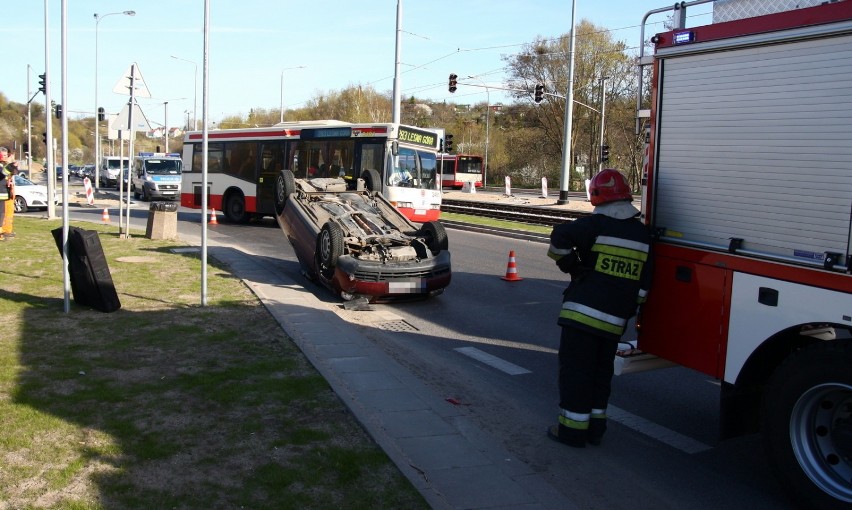 Wypadek w Gdańsku. Samochód dachował na Morenie