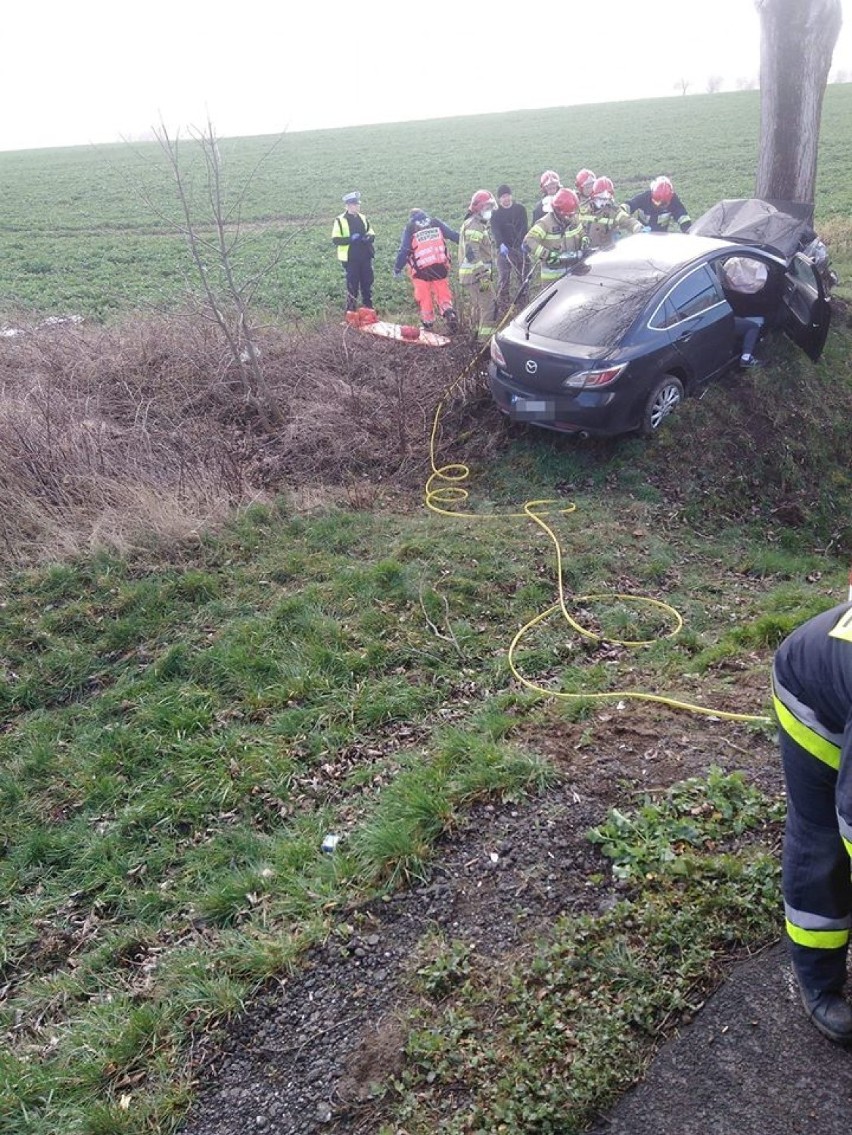 Wypadek na drodze krajowej nr 6 w rejonie Ramlewa. Kierowca mazdy uderzył w drzewo. 