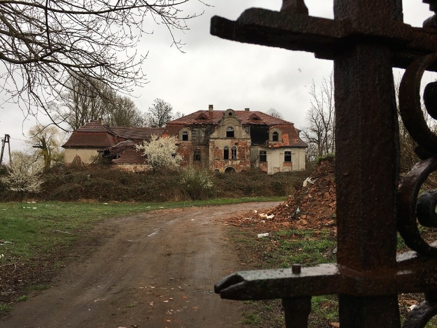 Tajemniczy budynek we wsi Glinka, 75 km od Nowej Soli....