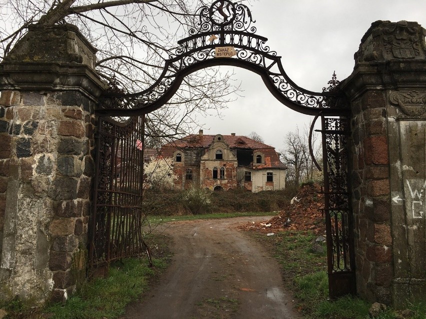 Tajemniczy budynek we wsi Glinka, 100 km od Zielonej Góry....